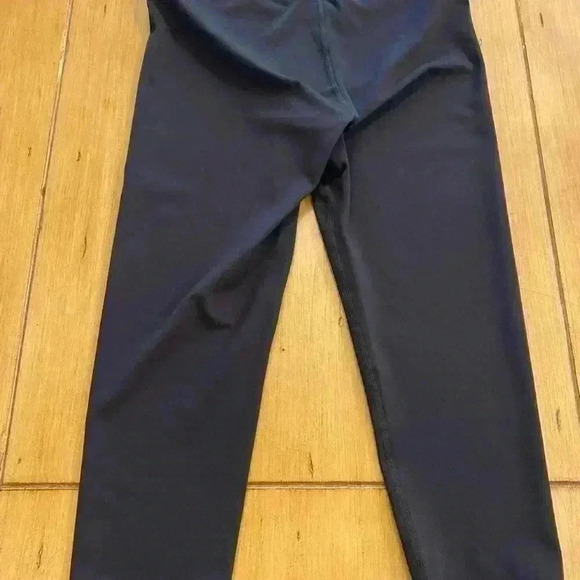 UNIQLO Women's Black Crop Legging Activewear M excellent condition - Picture 4 of 10